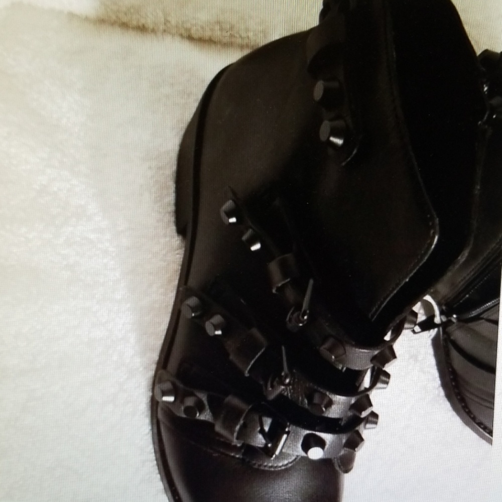 NWT Gianni Bini Studded Leather Booties - Picture 3 of 7